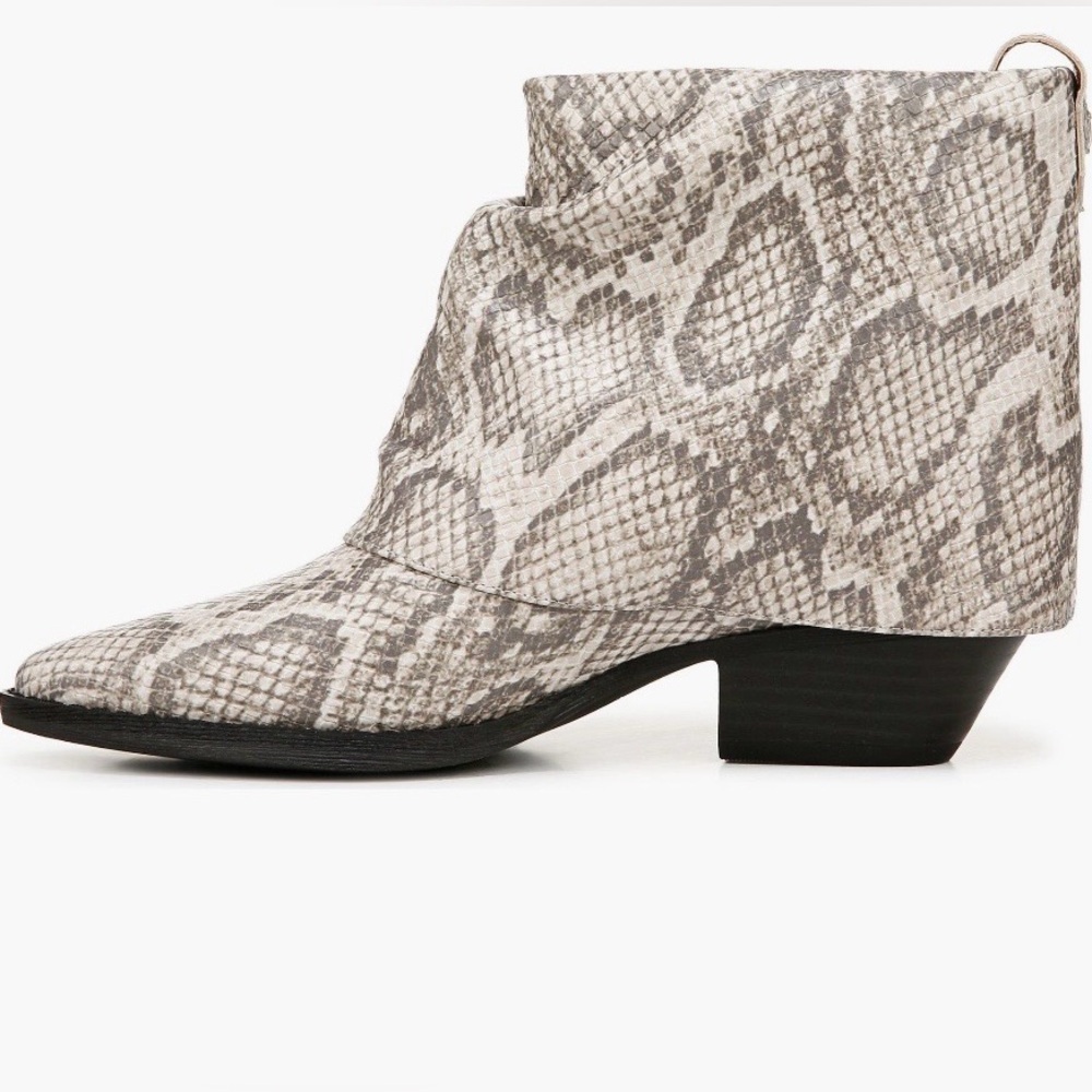Zodiac Snakeskin Pattern Ankle Booties Size 6 Cream Python Pointed Toe Boots - Picture 2 of 9